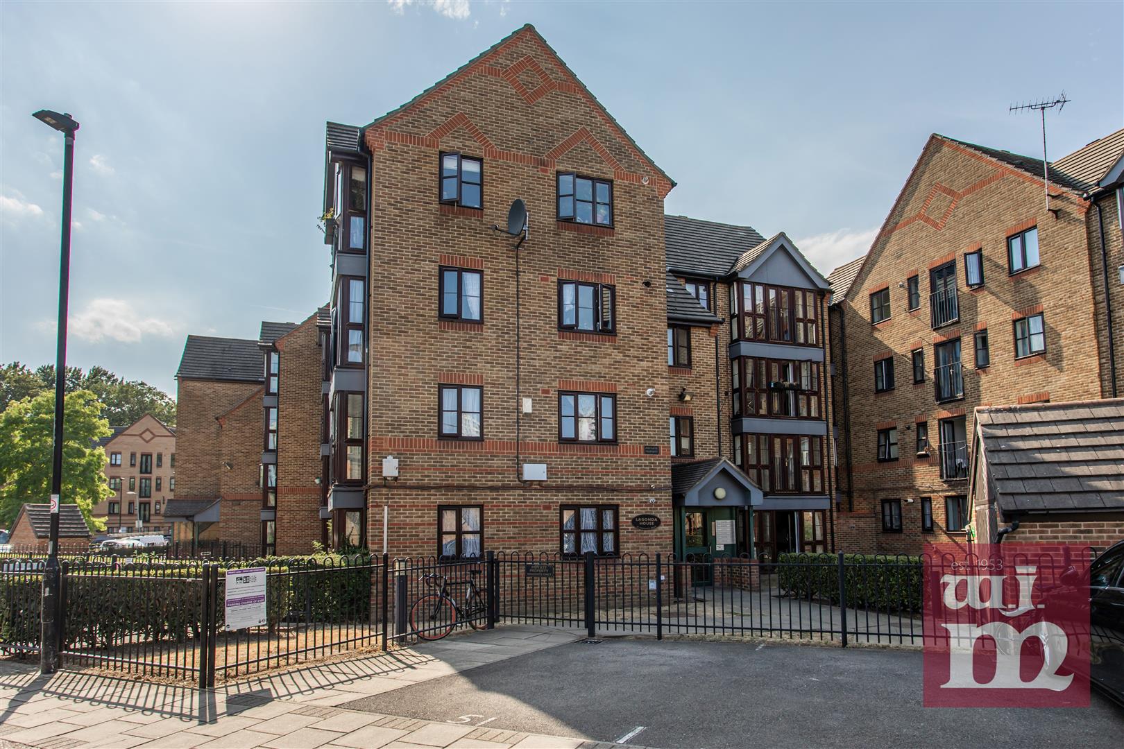 2 bed property in Lagonda House, Bow